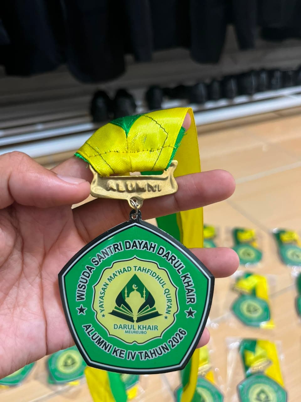 Contoh medali wisuda hijau pita kuning hijau