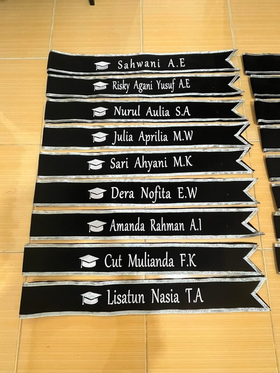 Contoh Desain Foto Asli: Model A — Biasa Menyamping